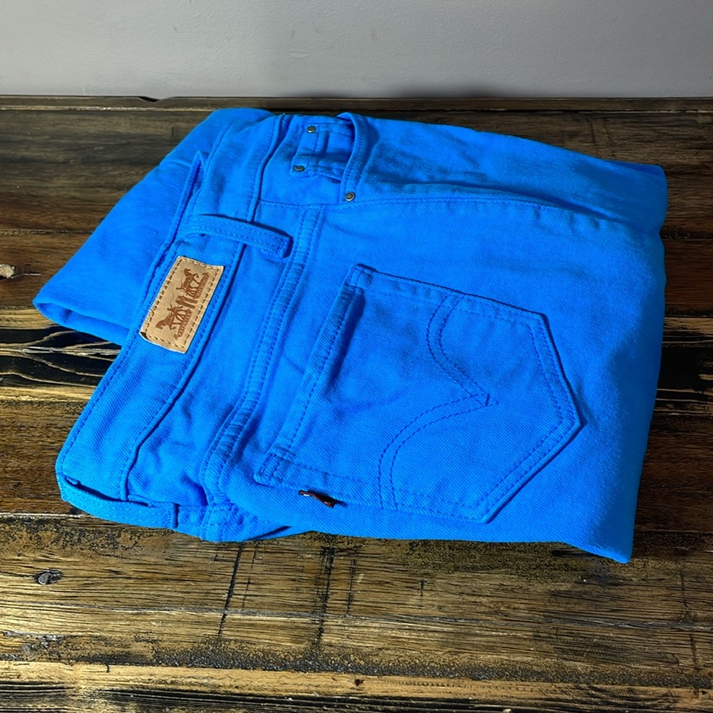 Levi’s womens bright blue jeans size 30/32 in new shape! Super cute colour!